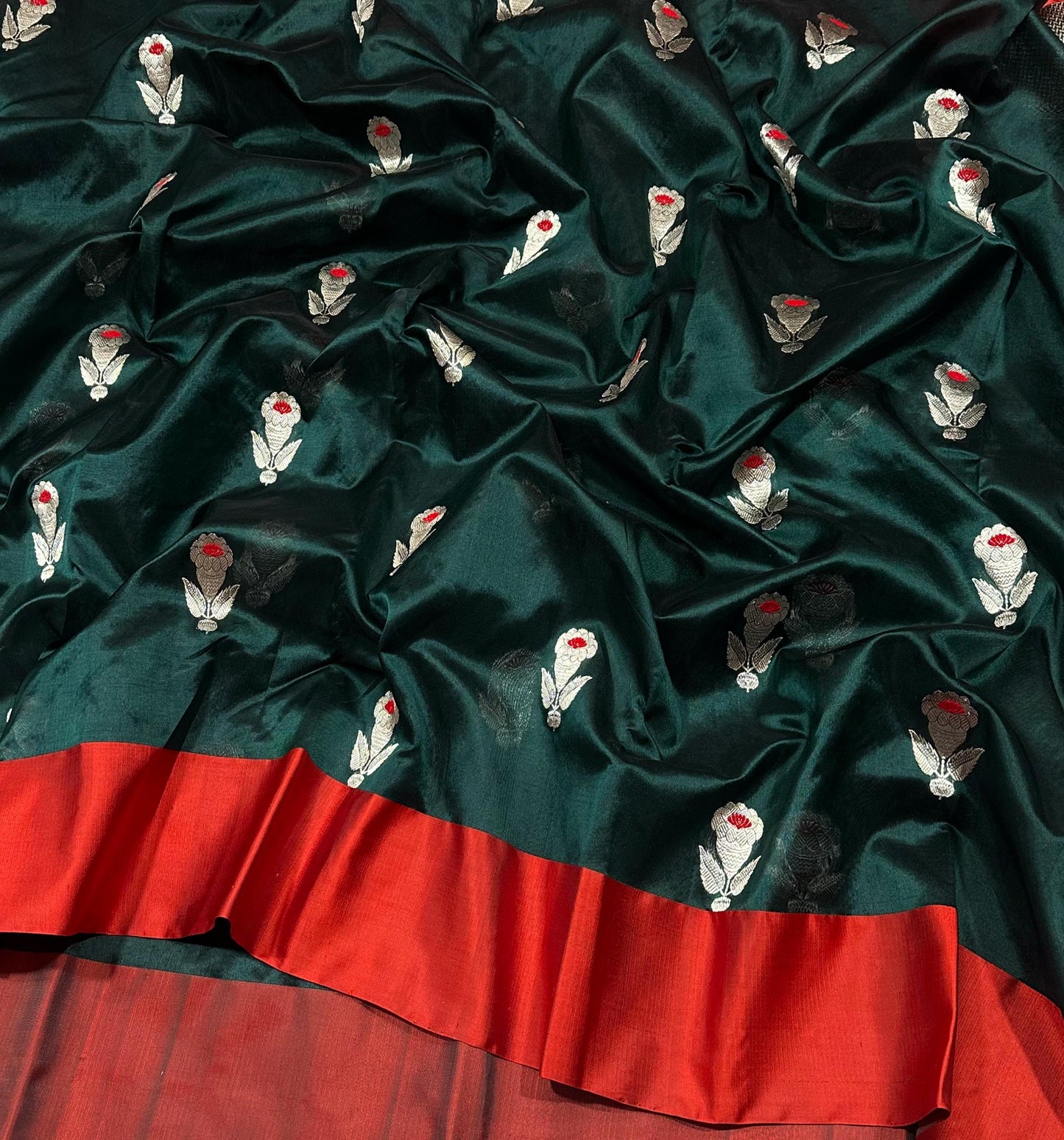 Elegant Bottle Green Pattu Silk Saree with Intricate Zari Floral Motifs