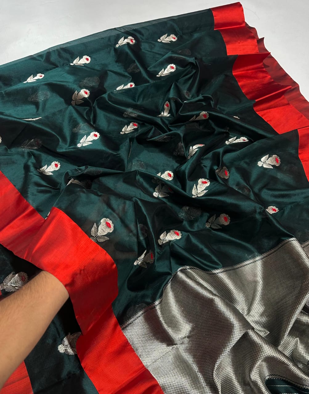 Elegant Bottle Green Pattu Silk Saree with Intricate Zari Floral Motifs