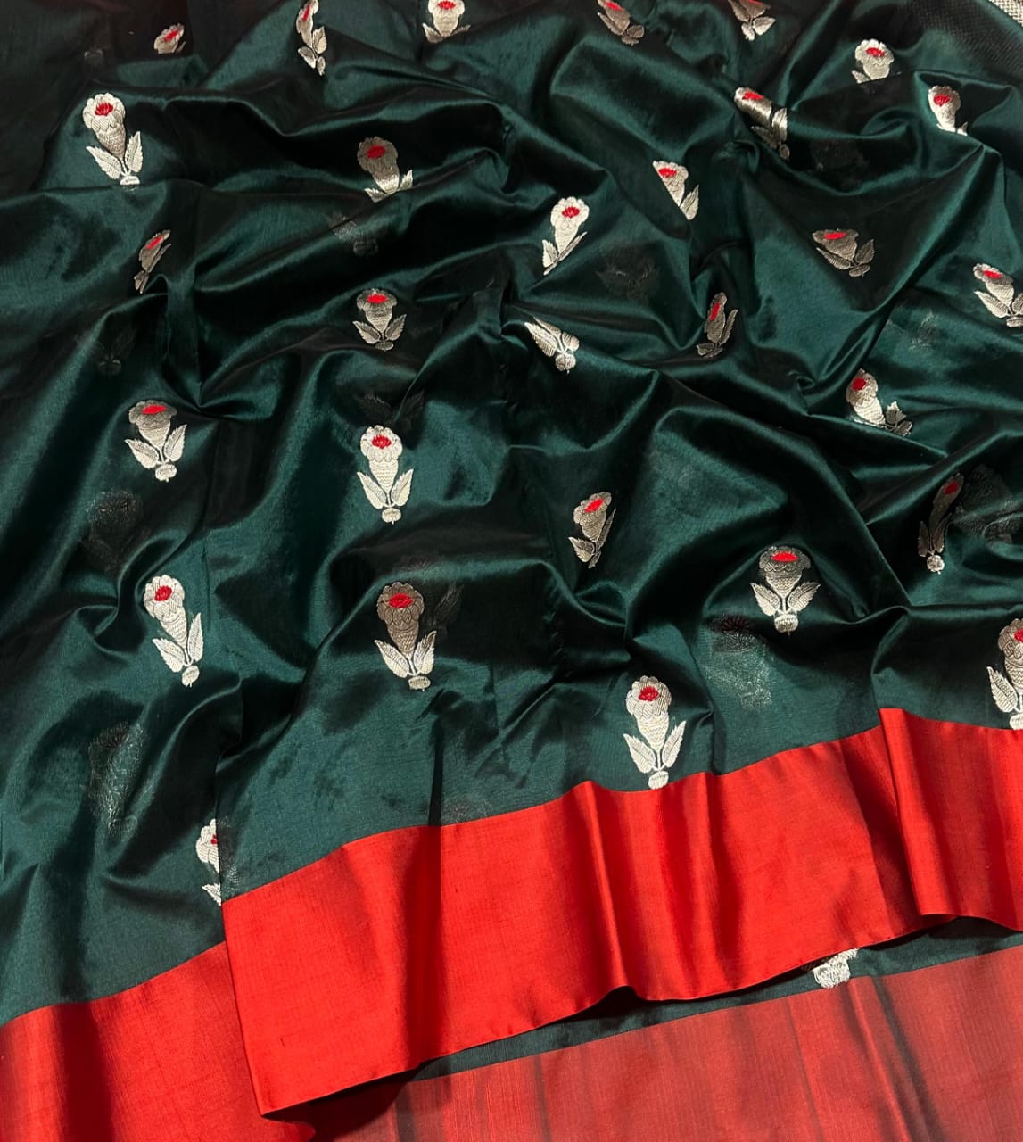 Elegant Bottle Green Pattu Silk Saree with Intricate Zari Floral Motifs