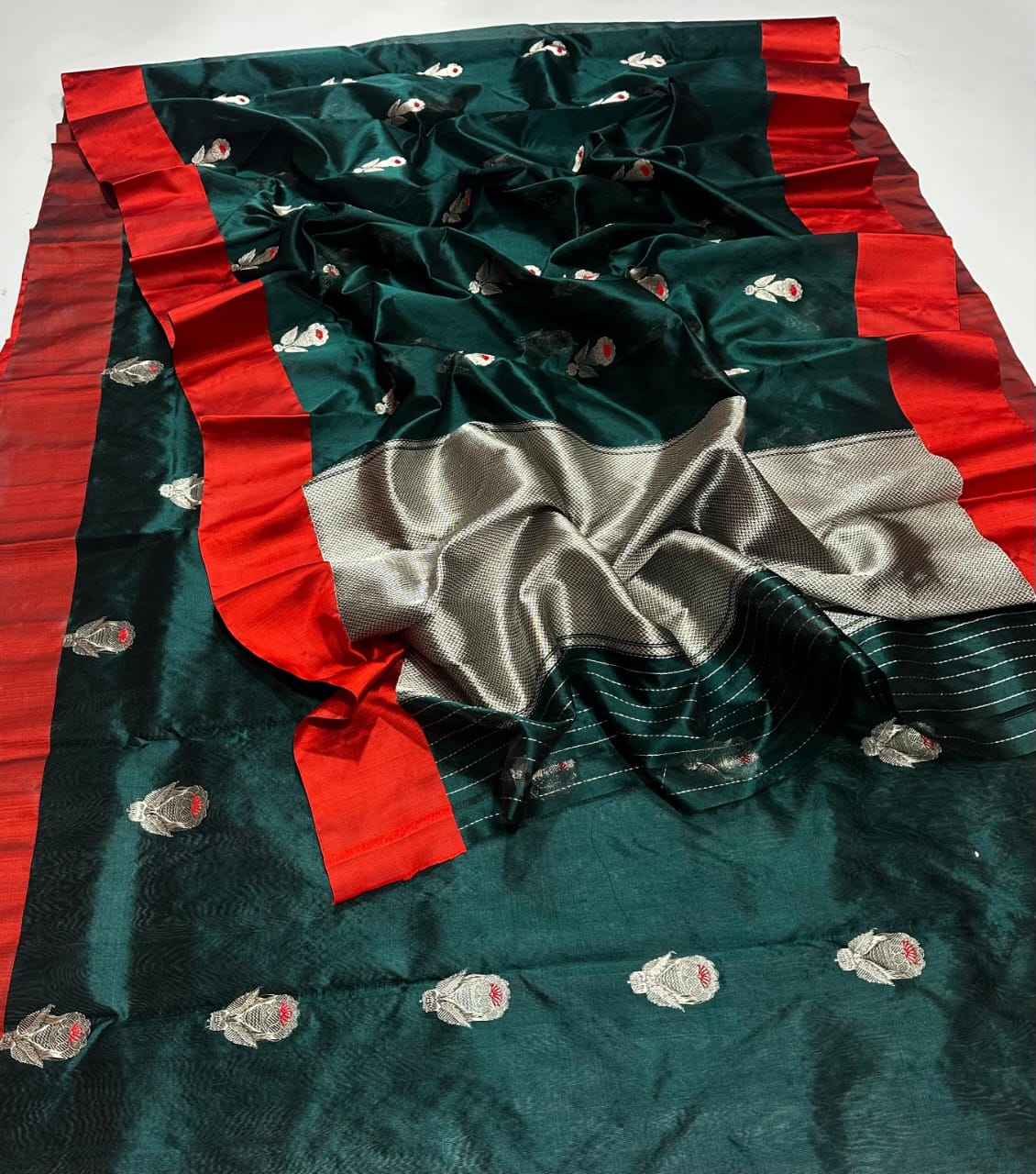 Elegant Bottle Green Pattu Silk Saree with Intricate Zari Floral Motifs